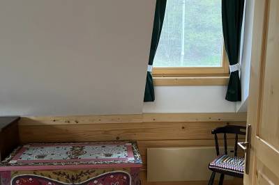 Spálňa s manželskou posteľou na poschodí, Chalupa u Golisov, Zákopčie