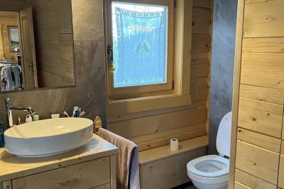 Kúpeľňa so sprchovacím kútom, vaňou a toaletou na prízemí, Chalupa u Golisov, Zákopčie