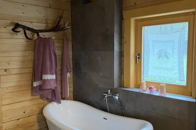 Kúpeľňa so sprchovacím kútom, vaňou a toaletou na prízemí, Chalupa u Golisov, Zákopčie