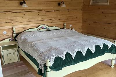 Spálňa s manželskou posteľou na prízemí, Chalupa u Golisov, Zákopčie