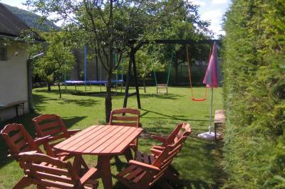Vonkajšie sedenie, hojdačky a trampolína v exteriéri ubytovania, Chalupa Matej, Liptovská Osada