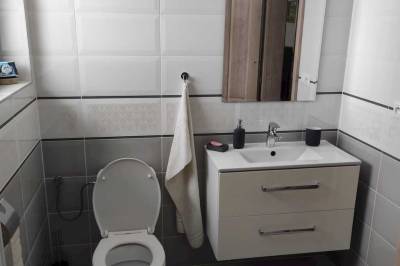 Kúpeľňa so sprchovacím kútom a toaletou, Chata Flora, Oravská Lesná