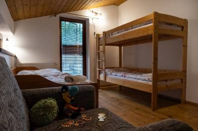 Spálňa s 1-lôžkovou a poschodovou posteľou, Chata Nelka, Liptovská Porúbka