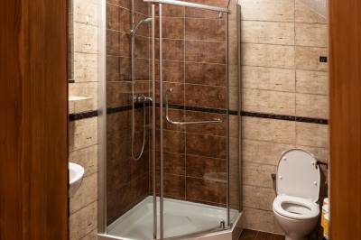 Kúpeľňa so sprchovacím kútom a WC, Chata Nelka, Liptovská Porúbka