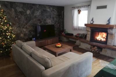 Obývačka s gaučom, TV a krbom, Chata Nelka, Liptovská Porúbka