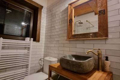 Kúpeľňa so sprchovacím kútom a toaletou, Zrubík pod Znievom, Slovany