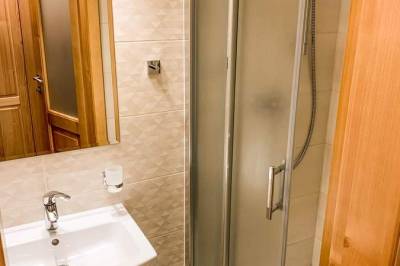 Dvojlôžkový apartmán - kúpeľňa so sprchovacím kútom, Apartmány Orava, Oravská Lesná
