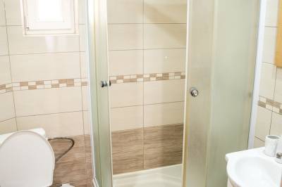 Apartmán na prízemí – kúpeľňa so sprchovacím kútom a toaletou, Apartmány DESA, Mýto pod Ďumbierom