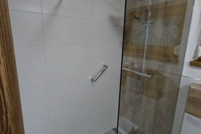 Kúpeľňa so sprchovacím kútom a toaletou, Chata Mirabell, Dolný Kubín