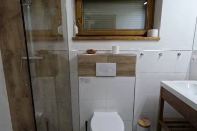 Kúpeľňa so sprchovacím kútom a toaletou, Chata Mirabell, Dolný Kubín