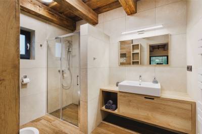 Apartmán 1 – kúpeľňa so sprchovacím kútom, Vila Grín, Mýto pod Ďumbierom