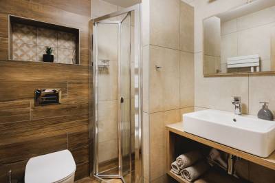 Apartmán 2 – kúpeľňa so sprchovacím kútom a toaletou, Vila Grín, Mýto pod Ďumbierom