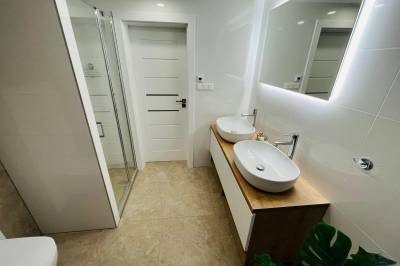 Kúpeľňa so sprchovacím kútom a toaletou, Zrub Mateo, Lazy pod Makytou