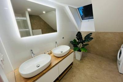 Kúpeľňa so sprchovacím kútom a toaletou, Zrub Mateo, Lazy pod Makytou