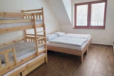 Spálňa s manželskou a poschodovou posteľou, Chata Barborka pod Sitnom, Banská Štiavnica
