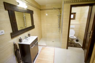 Kúpeľňa so sprchovacím kútom a WC, Chata Visit Telgárt, Telgárt