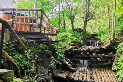 Mini vodopád s jazierkom pri chate, Chata Vyhňa, Nová Bystrica