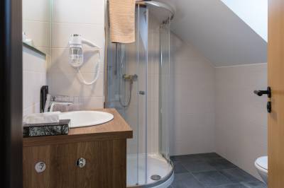 Trojposteľová izba - kúpeľňa so sprchovacím kútom a toaletou, Penzión Aurélia Donovaly***, Donovaly