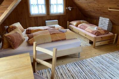 Spálňa s manželskou a 1-lôžkovou posteľou, Chalupa pri potoku, Leštiny