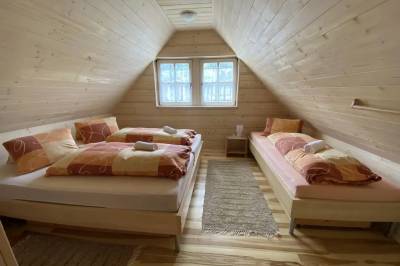 Spálňa s manželskou a 1-lôžkovou posteľou, Chalupa pri potoku, Leštiny