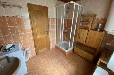 Kúpeľňa so sprchovacím kútom a práčkou, Chalupa pri potoku, Leštiny