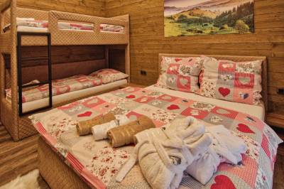 Spálňa s manželskou a poschodovou posteľou, Mountain Chalets - Chalet Jeleň, Valča