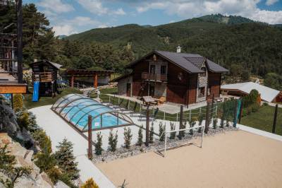 Volejbalové ihrisko a bazén, Mountain Chalets - Chalet Diviak, Valča