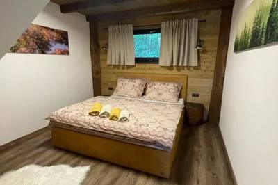 Spálňa s manželskou posteľou, Mountain Chalets - Chalety v korunách stromov, Valča