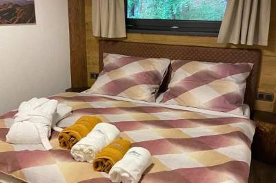 Spálňa s manželskou posteľou, Mountain Chalets - Chalety v korunách stromov, Valča