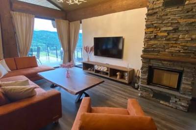 Obývačka s gaučom a LCD TV, Mountain Chalets - Chalety v korunách stromov, Valča