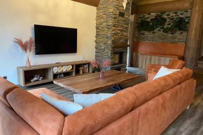 Obývačka s gaučom a LCD TV, Mountain Chalets - Chalety v korunách stromov, Valča