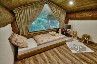 Spálňa s 1-lôžkovou posteľou a detským kútikom, Mountain Chalets - Chalety v korunách stromov, Valča