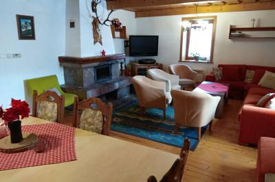 Obývačka s gaučom, TV a krbom, Chata Starý Majer, Terchová