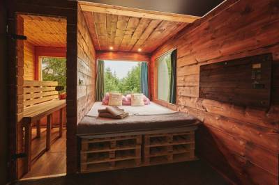 Izba s manželskou posteľou, Lietadlo v lese, Spišské Bystré