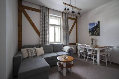 Obývačka s gaučom a jedálenským sedením, Apartmán Srnka, Vysoké Tatry