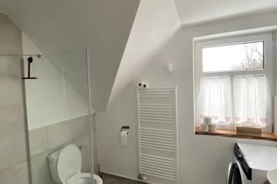 Kúpeľňa so sprchovacím kútom, práčkou a toaletou, Chalupa Tomas, Jezersko