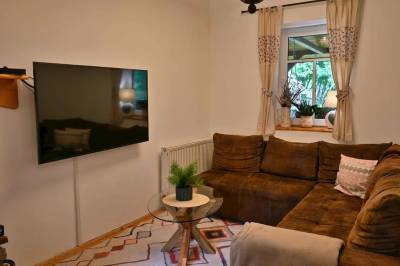 Obývačka s gaučom a LCD TV, Chalupa Tomas, Jezersko