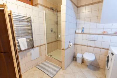 Kúpeľňa so sprchovacím kútom a toaletou, Tatryhome - dom, Veľký Slavkov