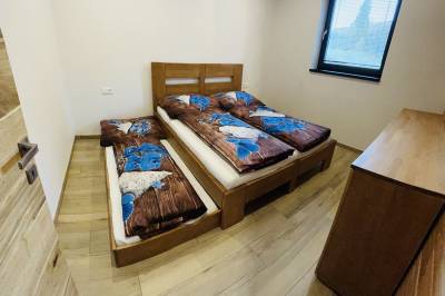 Spálňa s manželskou posteľou a prístelkou, Chata Sandro, Vitanová