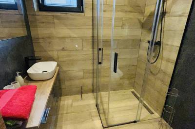 Kúpeľňa so sprchovacím kútom a WC, Chata Sandro, Vitanová