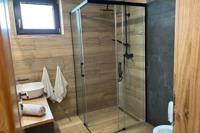 Kúpeľňa so sprchovacím kútom a WC, Chata Sandro, Vitanová