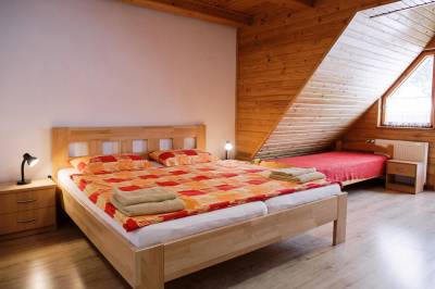 Spálňa s manželskou a 1-lôžkovou posteľou, Chalupa Železník, Zuberec