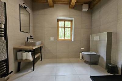 Apartmán 2, Vchod B - kúpeľňa so sprchovacím kútom a toaletou, Apartmány Jezerné Velké Karlovice, Velké Karlovice