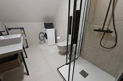 Apartmán číslo 10 - kúpeľňa so sprchovacím kútom, práčkou a toaletou, Apartmány Jezerné Velké Karlovice, Velké Karlovice