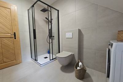 Apartmán číslo 11 - kúpeľňa so sprchovacím kútom, práčkou a toaletou, Apartmány Jezerné Velké Karlovice, Velké Karlovice