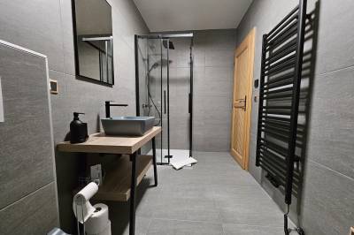 Apartmán číslo 13 - kúpeľňa so sprchovacím kútom a toaletou, Apartmány Jezerné Velké Karlovice, Velké Karlovice