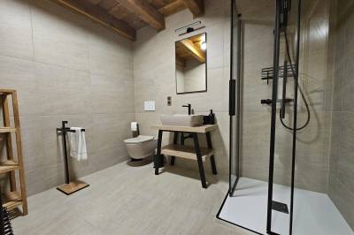 Apartmán číslo 14 – vežička - kúpeľňa so sprchovacím kútom a toaletou, Apartmány Jezerné Velké Karlovice, Velké Karlovice