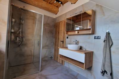 Kúpeľňa so sprchovacím kútom, Zrub Poľana Liptov, Ižipovce