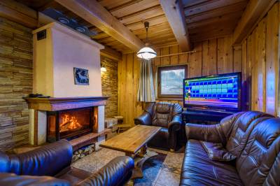 Obývačka s gaučom, krbom a LCD TV, Chata Alex, Bukovina