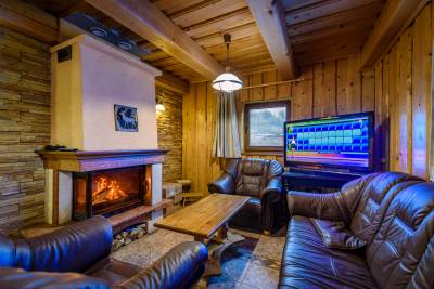 Obývačka s gaučom, krbom a LCD TV, Chata Alex, Bukovina